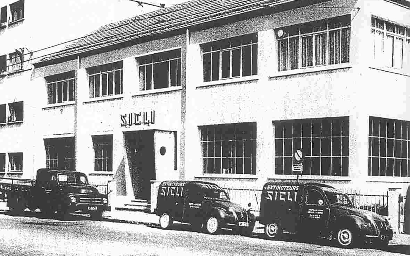 L'usine en 1960, alors occupée par la fabricant d'extincteurs SICLI. Le bâtiment a été surélevé et agrandi à une date non déterminée. Archive OPS